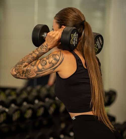 Besucherin Kurzhantel