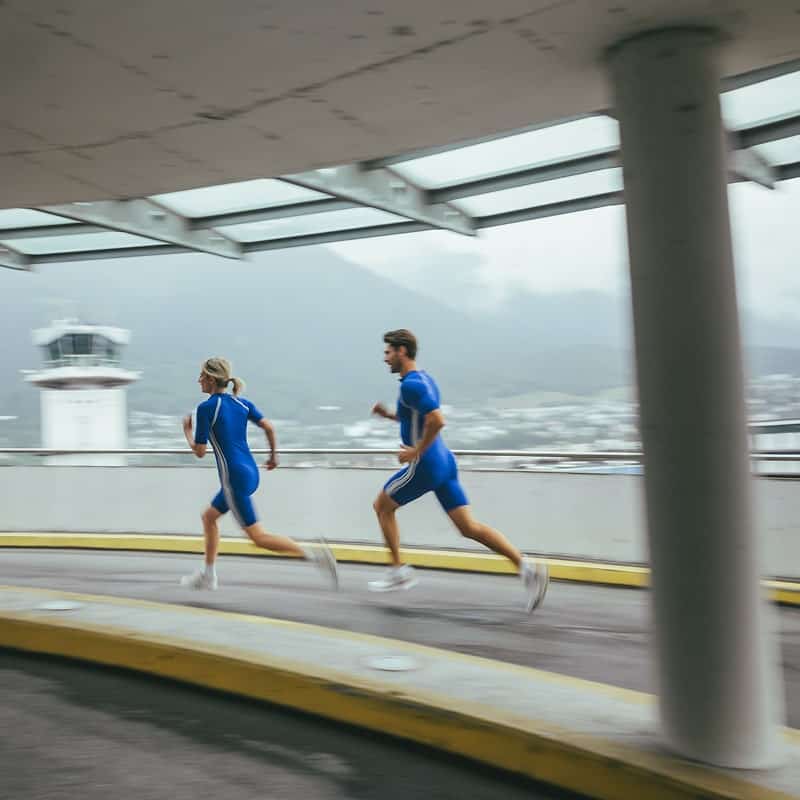 EMS Mann Frau rennen min